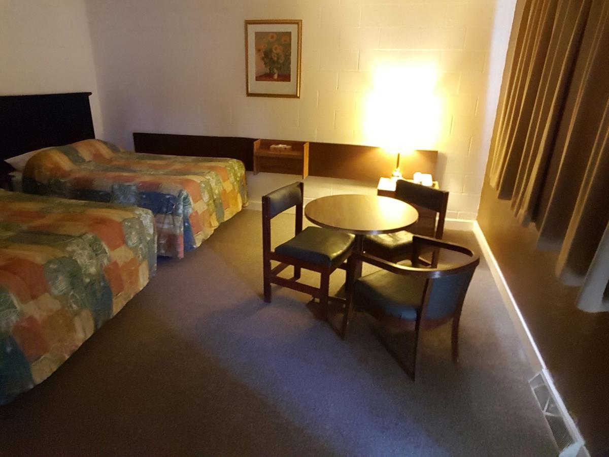 Centennial Motel Kindersley Екстер'єр фото